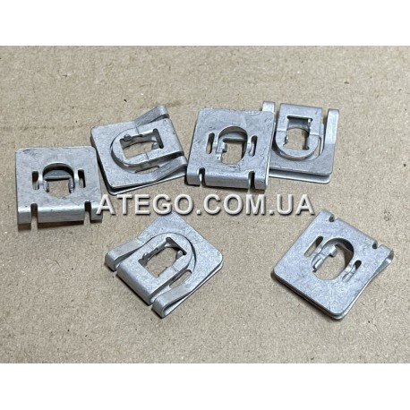 Скоба крепления обшивки кабины Mercedes Atego 0009917470. Оригинал