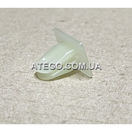 Дюбель крепления обшивки кабины Mercedes Atego 0009888425. Оригинал