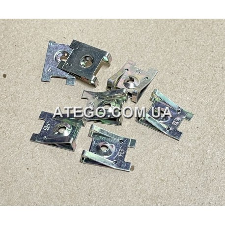 Закладная под болт крепления пластиковых элементов кабины Mercedes Atego 0049943645. Оригинал