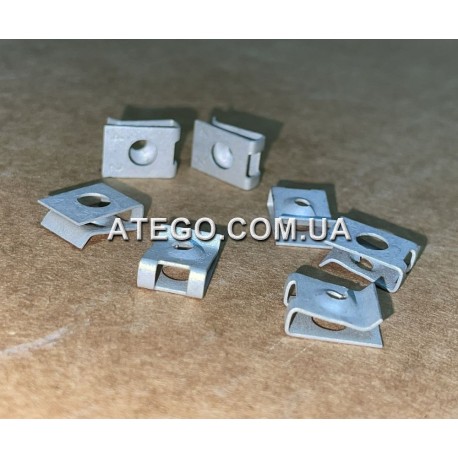 Закладная под винт крепления металлической накладки на подножку Mercedes Atego 0009942545. Оригинал