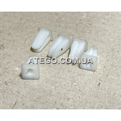 Дюбель крепления накладки пола кабины Mercedes Atego 0009881625. Оригинал