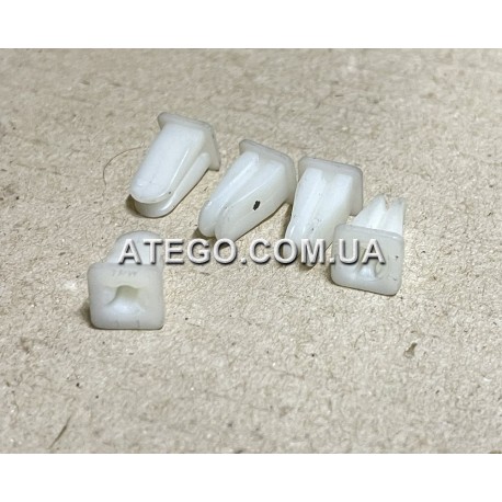 Дюбель кріплення накладки підлоги кабіни Mercedes Atego 0009881625. Оригінал