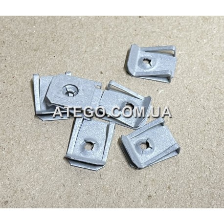 Закладная под винт крепления повторителя поворота Mercedes Atego 0029943945. Оригинал