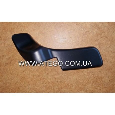 Верхняя накладка правого кронштейна зеркала Mercedes Atego 0008113007 (после 2005 года).