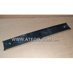 Прижимна планка кріплення акумуляторів Mercedes Atego пластикова 9415410526. Оригінал