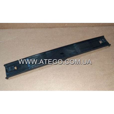Прижимная планка крепления аккумуляторов Mercedes Atego пластиковая 9415410526. Оригинал